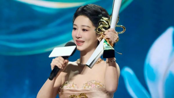 杨紫斩获白玉兰视后遭名字争议 网友澄清小学早已更名