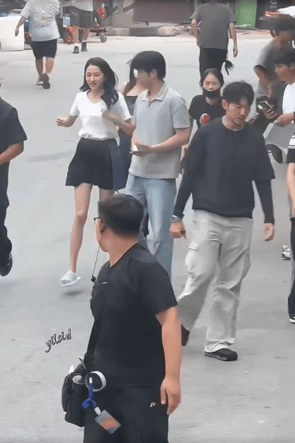 看见爸爸的关晓彤。