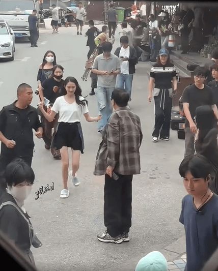 关晓彤一路小跑。