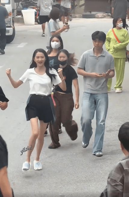 关晓彤笑容灿烂。