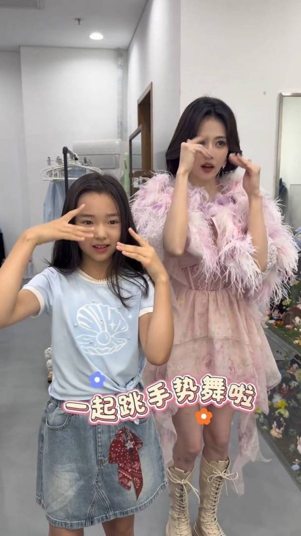 搜狐娱乐讯 近日，董璇女儿小酒窝在社交媒体晒出了自己参加白鹿十周年“拾光”音乐会的vlog，在台下全程超捧场，还与偶像学习了手势舞，画面温馨又有爱。