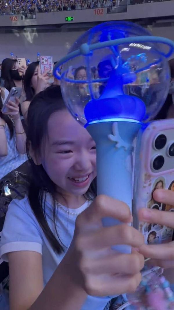 小酒窝化身追星迷妹。