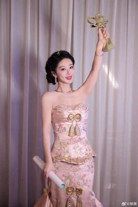 杨紫获奖次日涨粉超11万，杨紫公司取名奥博奥盛