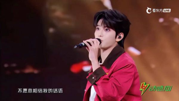 穆祉丞巡演后无缝衔接颁奖礼综艺商务