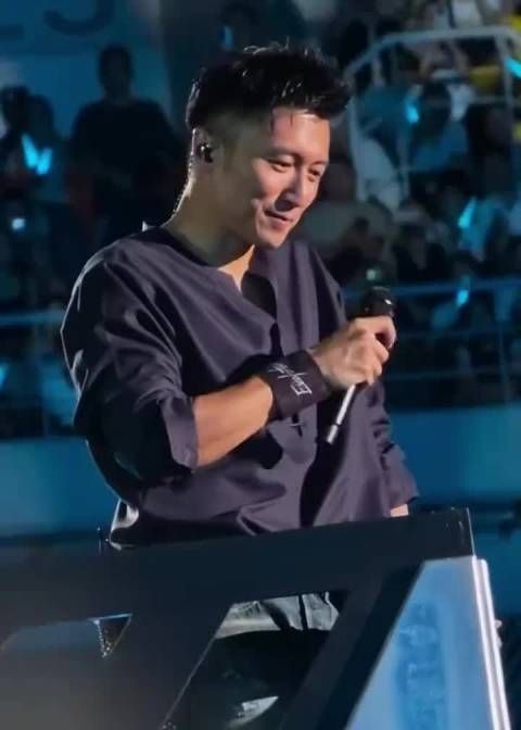 谢霆锋演唱会当众示爱王菲，6万观众见证甜蜜互动