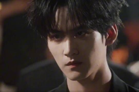 周柯宇《炽夏》眼神戏获赞，精准演绎恨你不爱我