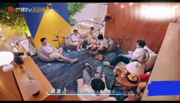 张凌赫坦言曾失眠严重，如今刷手机助眠