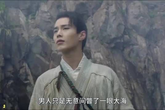 男子海边惊现巨型手掌倒影