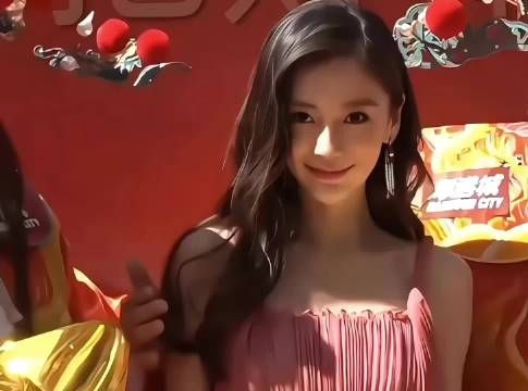 Angelababy七年前线下活动为小朋友挡太阳