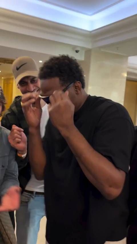 骨头琼斯在俄罗斯总是那么开心 是啊，玩着就把钱挣了能不开心吗