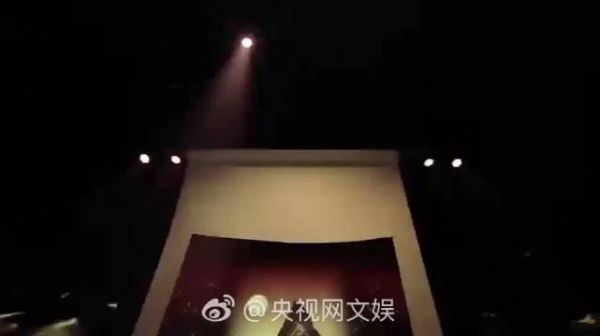 韩红就首映礼言论致歉，合作陈丽君演绎《沧海一声笑》