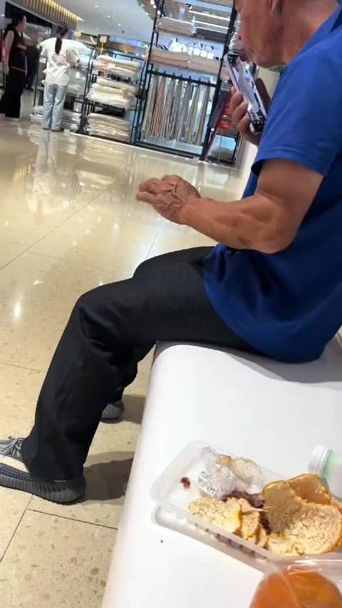 不经意拍到这一幕，不要误会大爷，他是用手滑不了屏幕，所以用舌头试试