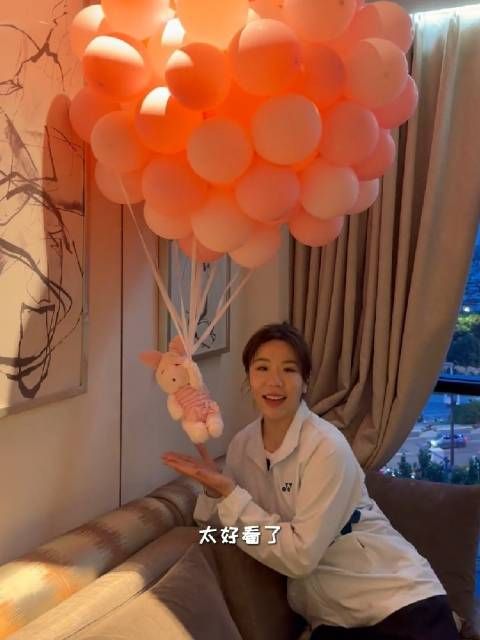 贾一凡生日惊喜获小猪蛋糕，开心跳跃