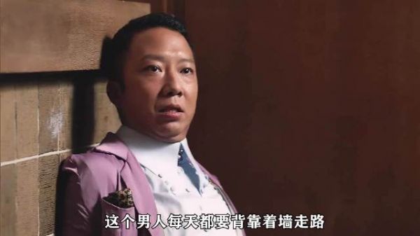 好奇怪！这个男人不正常，每天都要躺着爬楼梯！