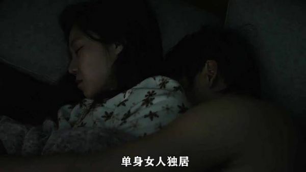 可怕！单身女孩独居，殊不知床底下藏着一个男人！
