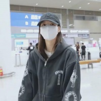 Lisa回到韩国，但无任何粉丝去接机，韩国网友希望她摘到KPOP标签