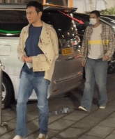 张智霖19岁儿子回香港形象大变，剃寸头清爽成熟，1.8米身高瞩目