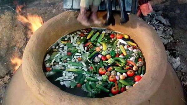 小情侣外出旅游,竟被食人族抓去炖汤