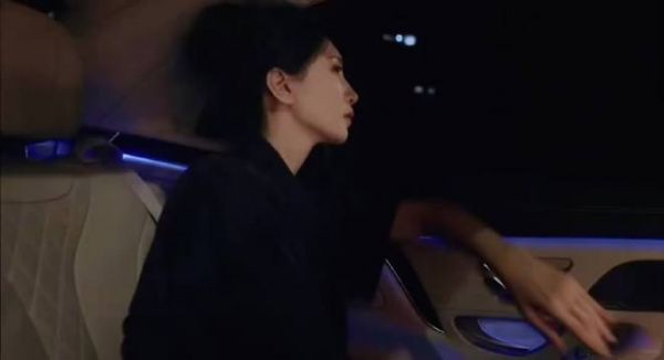 还以为是迈巴赫的宣传片这是我想象中自己靠窗哭的样子 姐真是找对赛道了
