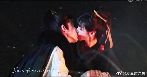 撒娇男人最好命！河边长玉吻了谢征两次嘴巴子而不是嘴角，之后他才回吻的