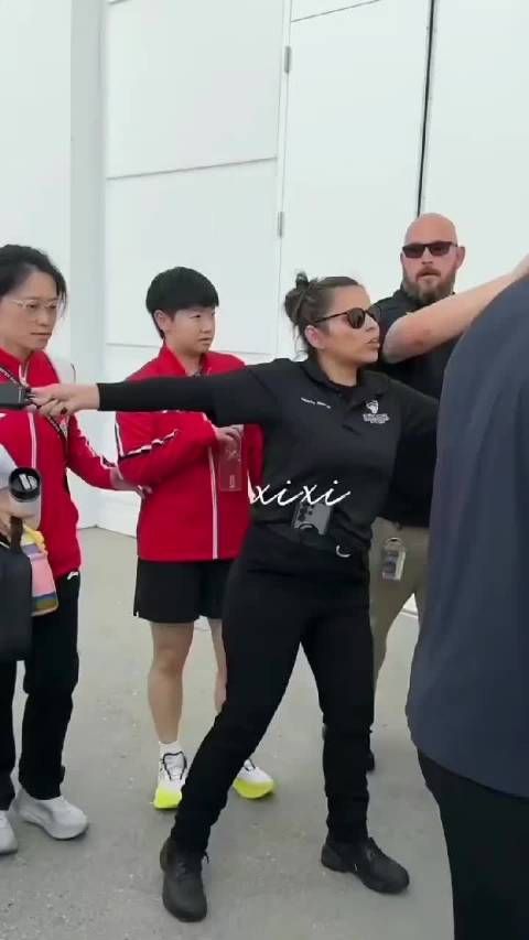 女保安严密防护孙颖莎,全程禁止他人靠近