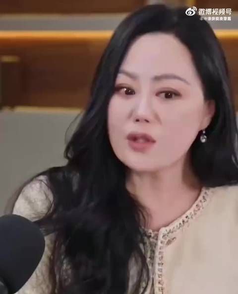 章小蕙谈到婚姻也忍不住红了眼眶，她对婚姻有一个词，“早去早回”