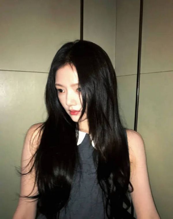 任敏身穿灰色无袖上衣。