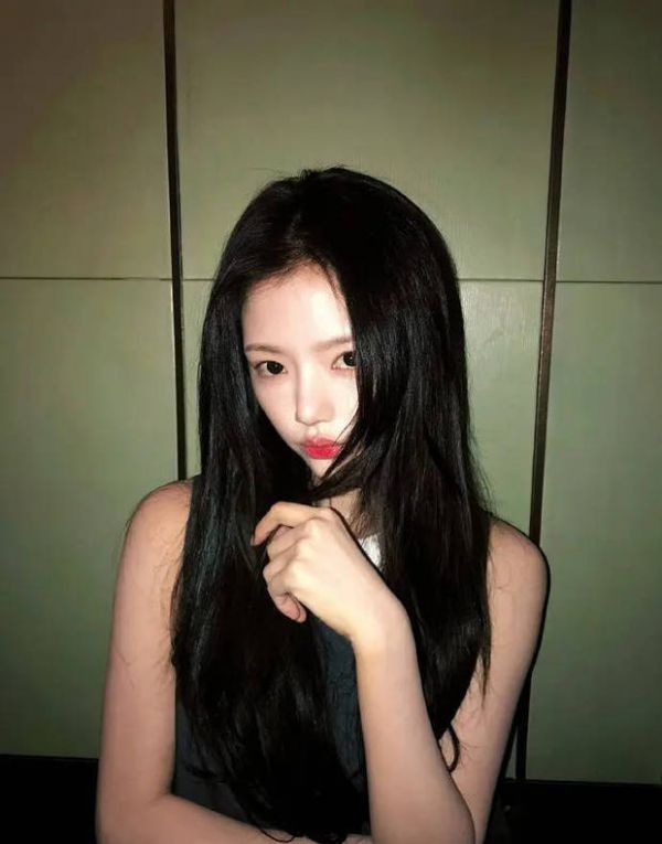 搜狐娱乐讯 近日,任敏一组美照释出。她身穿灰色无袖修身上衣,对镜头俏皮做表情,甜美的笑容中透着几分酷劲。