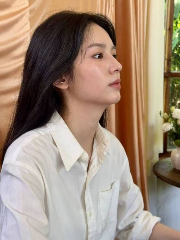 搜狐娱乐讯 近日，周也一组美照释出。她身穿简约白衬衫，搭配清透妆容，侧颜线条精致，气质清新优雅。