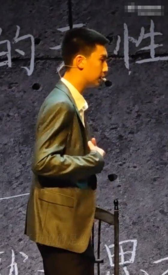 网友发现，他的爸爸林永健和干妈宋丹丹都到场支持。