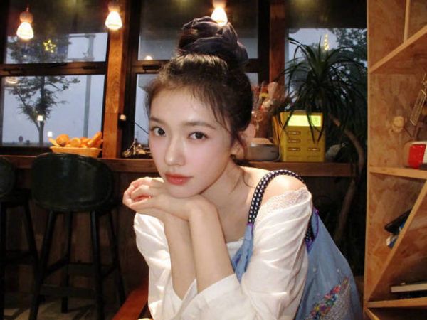 林允双手托腮。