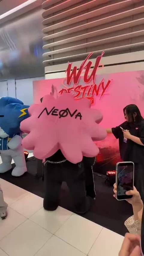 笑死我了，neona把sky的立牌推到了，然后自己逃跑了 isariya93