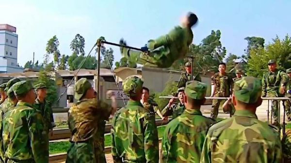 《士兵突击》中许三多三百三十三个腹部绕杠，到底属于什么水平？