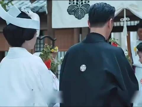 婚礼现场烈马闯入,新郎护折扇弃新娘