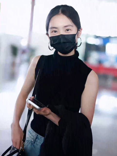 黄多多暑假回国素颜现身机场，少女感十足引期待