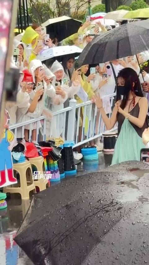 虞书欣念相思雨中上班路透