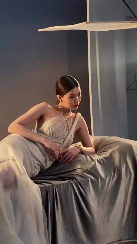 哇啊…………像蛇一样倚在那里