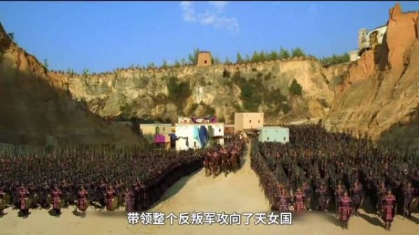 笑不活了!两军对垒的紧张时刻,饰演的黑木爷竟冲进敌阵与女将军深情相拥!…