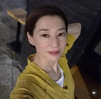 49岁港姐清空与丈夫合照，婚姻状况疑生变，二婚嫁入豪门隐忍多年