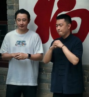 罗晋大孤山素颜照曝光，秃顶白发引热议：成年人世界哪有容易二字