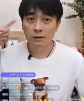 直播争吵！陈龙被妻子当众质问每月一万零花钱，遮镜头护妻引热议