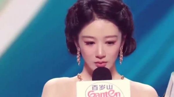 杨紫下一部剧即将上映，名字叫做《玉兰花开君再来》，真的是个好兆头…