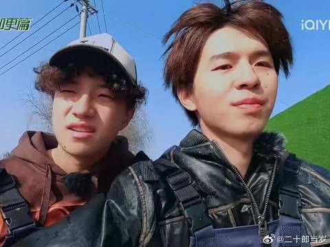 王多多：何浩楠这叽里咕噜的，到底在说啥呢