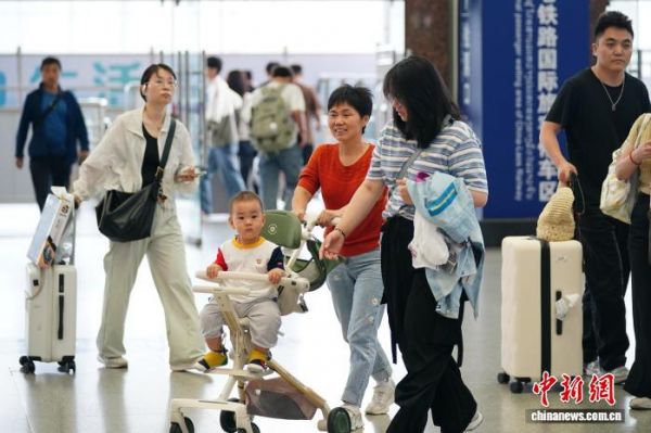 图为云南昆明,旅客在昆明站乘车。中新社记者 刘冉阳 摄