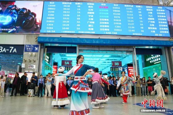 图为云南昆明,昆明站举行暑运活动,工作人员为旅客带来精彩演出。中新社记者 刘冉阳 摄