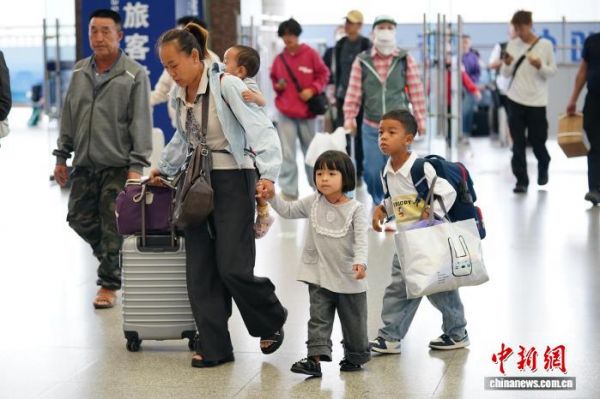图为云南昆明,旅客在昆明站乘车。中新社记者 刘冉阳 摄