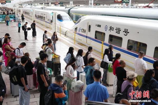 图为云南昆明,旅客在昆明站候车。中新社记者 刘冉阳 摄