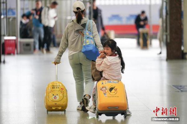 图为云南昆明,旅客在昆明站乘车。中新社记者 刘冉阳 摄