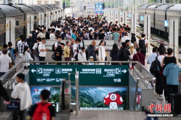 图为云南昆明,旅客在昆明站候车。中新社记者 刘冉阳 摄