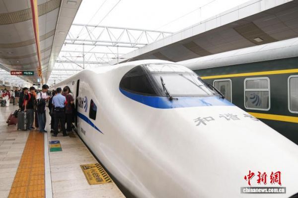 图为云南昆明,旅客在昆明站乘车。中新社记者 刘冉阳 摄
